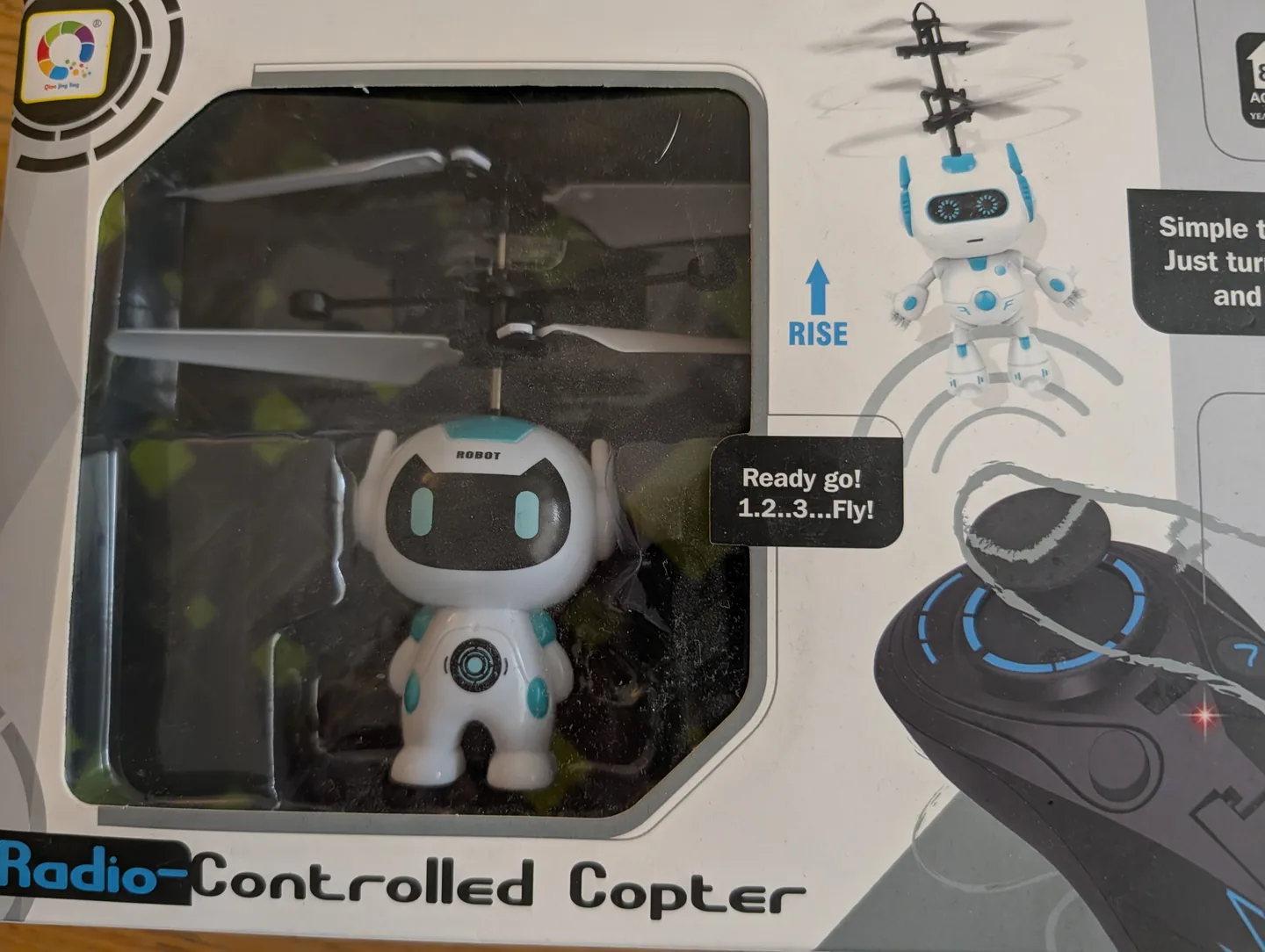 Robot zburător tip dronă cu telecomandă, în cutie